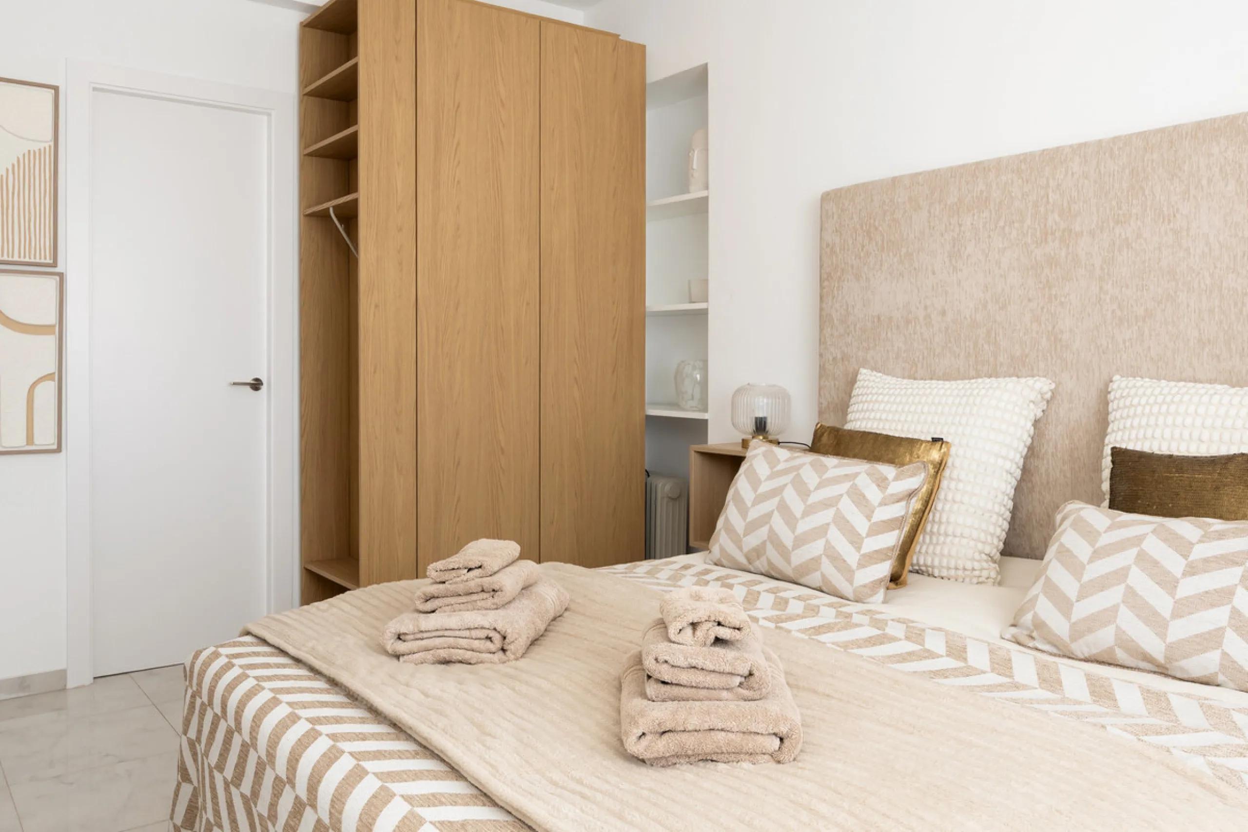 Beachfront Investment in Central Marbella. Turnkey 1 bed apartment with rental license guaranteed for new owners. Ready for immediate move-in or rental. The community can fully manage your rentals, including bookings and key handling.