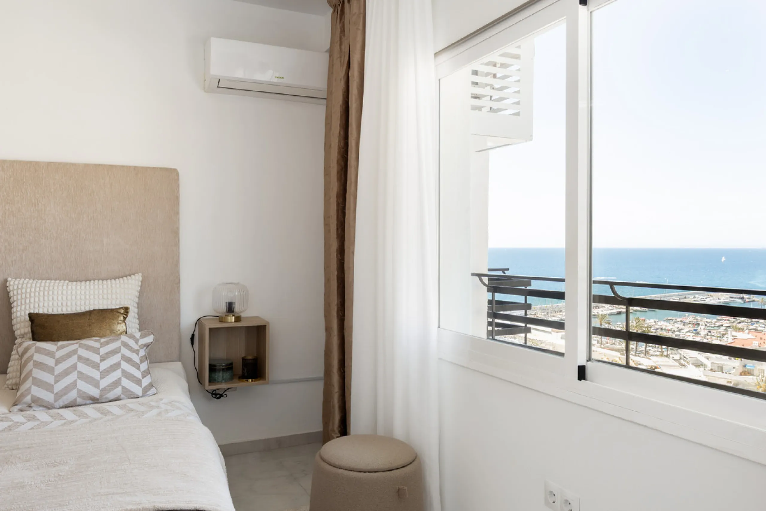 Beachfront Investment in Central Marbella. Turnkey 1 bed apartment with rental license guaranteed for new owners. Ready for immediate move-in or rental. The community can fully manage your rentals, including bookings and key handling.