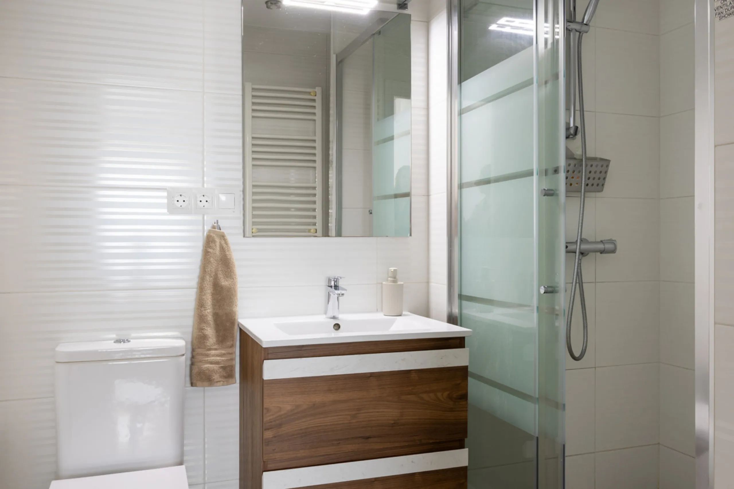 Beachfront Investment in Central Marbella. Turnkey 1 bed apartment with rental license guaranteed for new owners. Ready for immediate move-in or rental. The community can fully manage your rentals, including bookings and key handling.