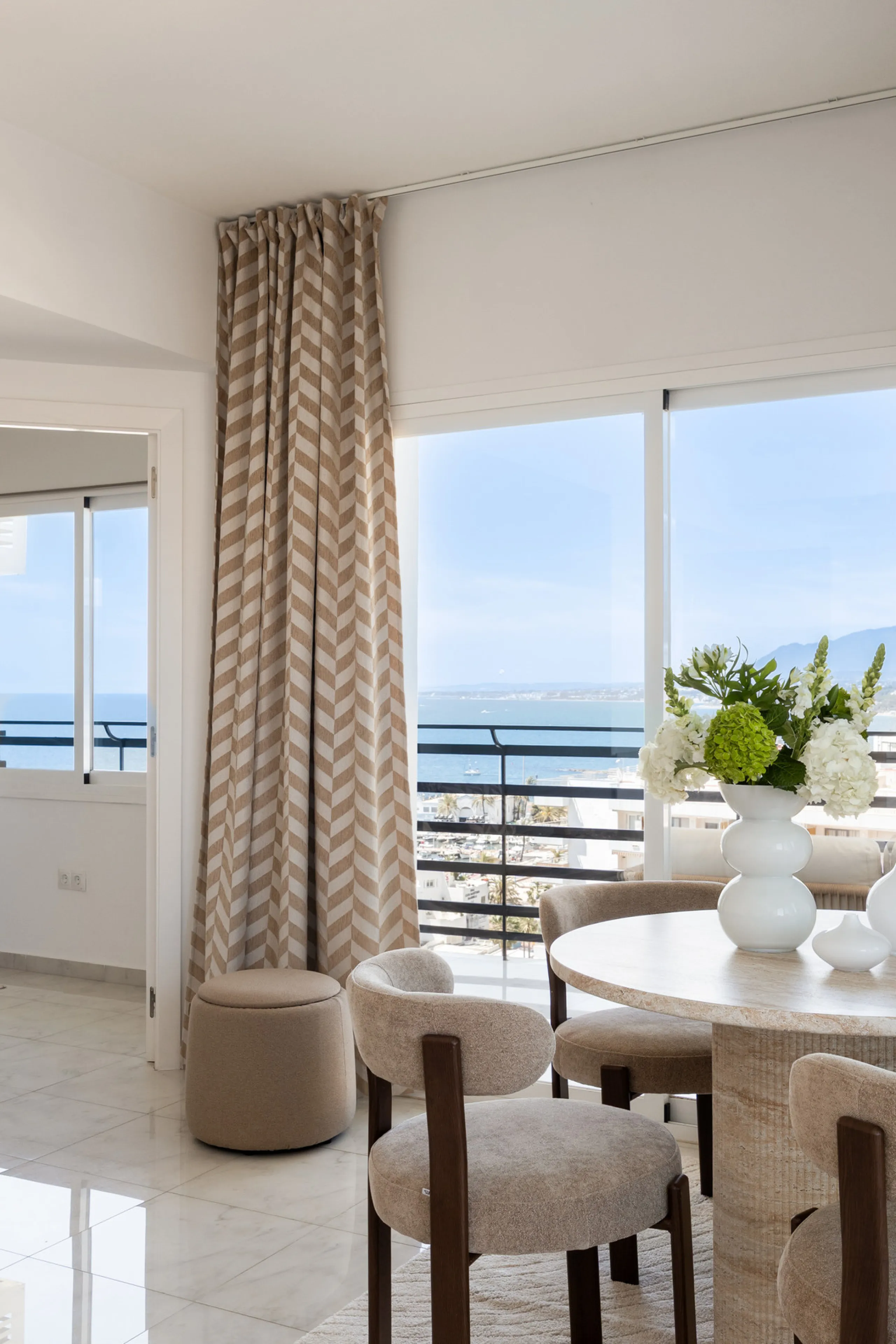 Beachfront Investment in Central Marbella. Turnkey 1 bed apartment with rental license guaranteed for new owners. Ready for immediate move-in or rental. The community can fully manage your rentals, including bookings and key handling.