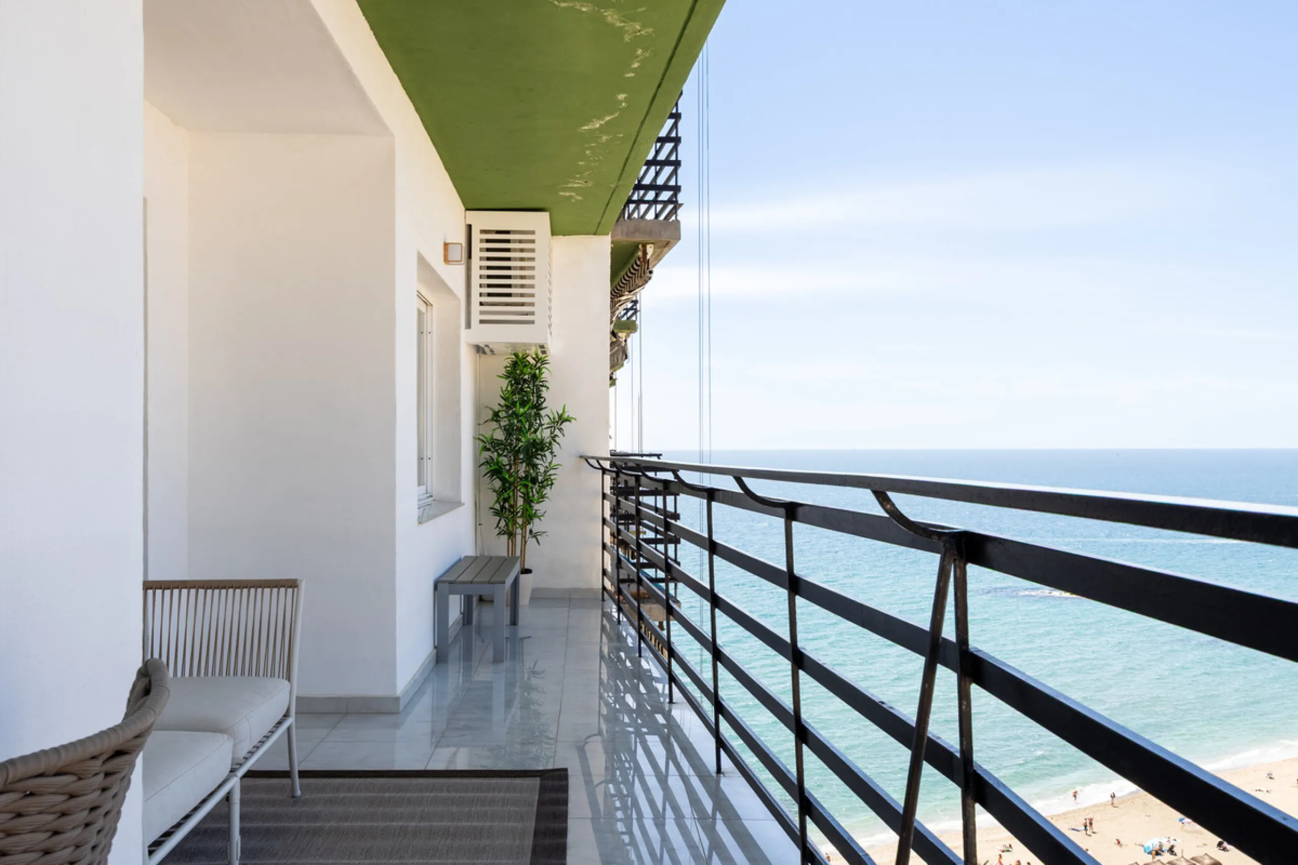 Beachfront Investment in Central Marbella. Turnkey 1 bed apartment with rental license guaranteed for new owners. Ready for immediate move-in or rental. The community can fully manage your rentals, including bookings and key handling.