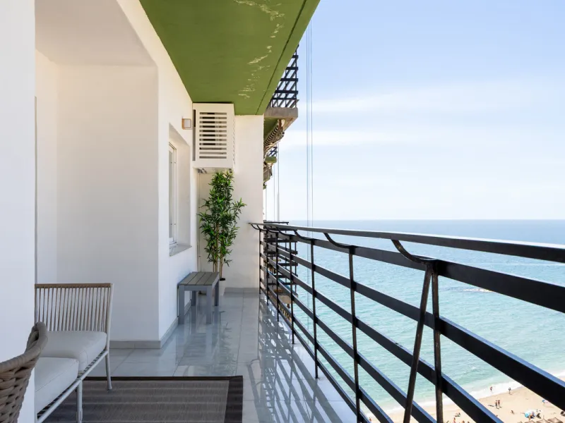 Beachfront Investment in Central Marbella. Turnkey 1 bed apartment with rental license guaranteed for new owners. Ready for immediate move-in or rental. The community can fully manage your rentals, including bookings and key handling.