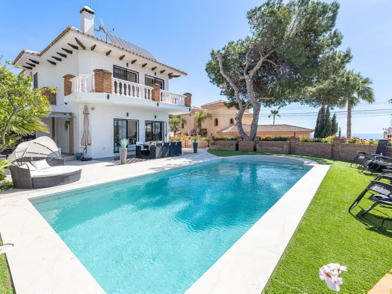 Spectacular Designer Villa in La Capellanía: Luxury, Sea Views, and Tourist License