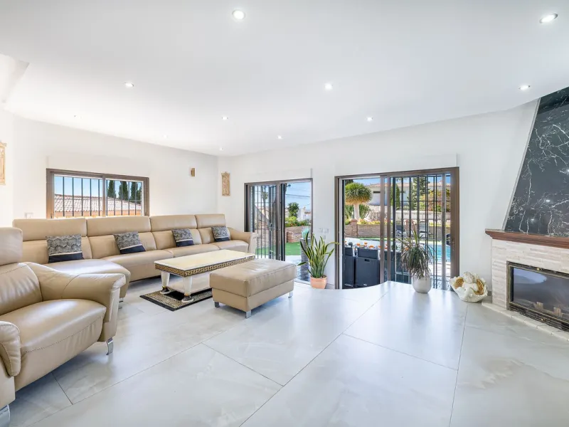 Spectacular Designer Villa in La Capellanía: Luxury, Sea Views, and Tourist License