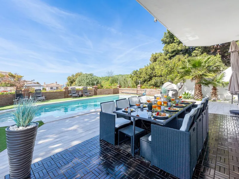Spectacular Designer Villa in La Capellanía: Luxury, Sea Views, and Tourist License