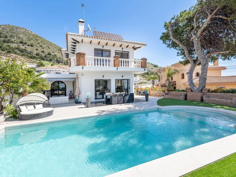 Spectacular Designer Villa in La Capellanía: Luxury, Sea Views, and Tourist License