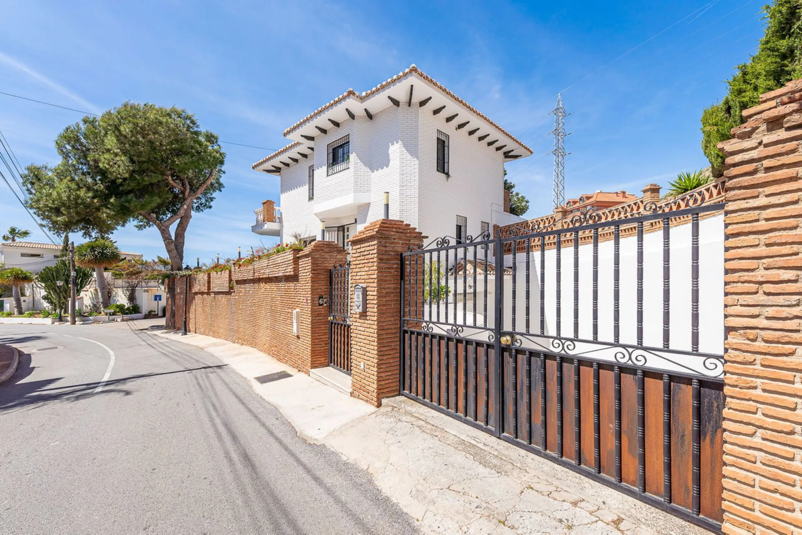 Spectacular Designer Villa in La Capellanía: Luxury, Sea Views, and Tourist License