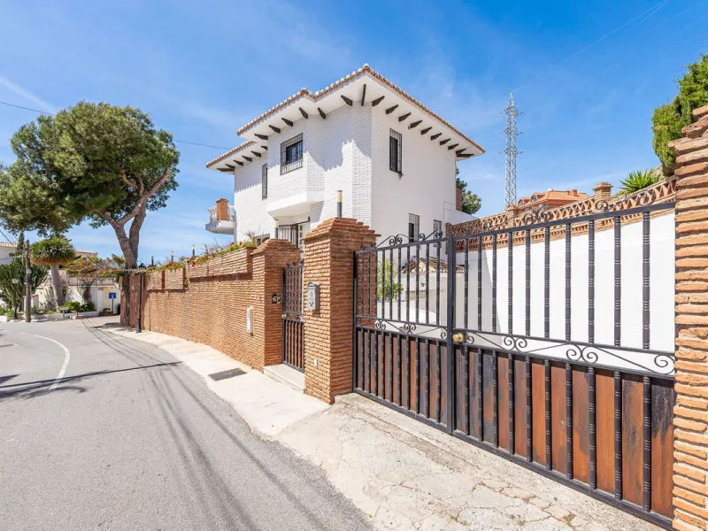 Spectacular Designer Villa in La Capellanía: Luxury, Sea Views, and Tourist License
