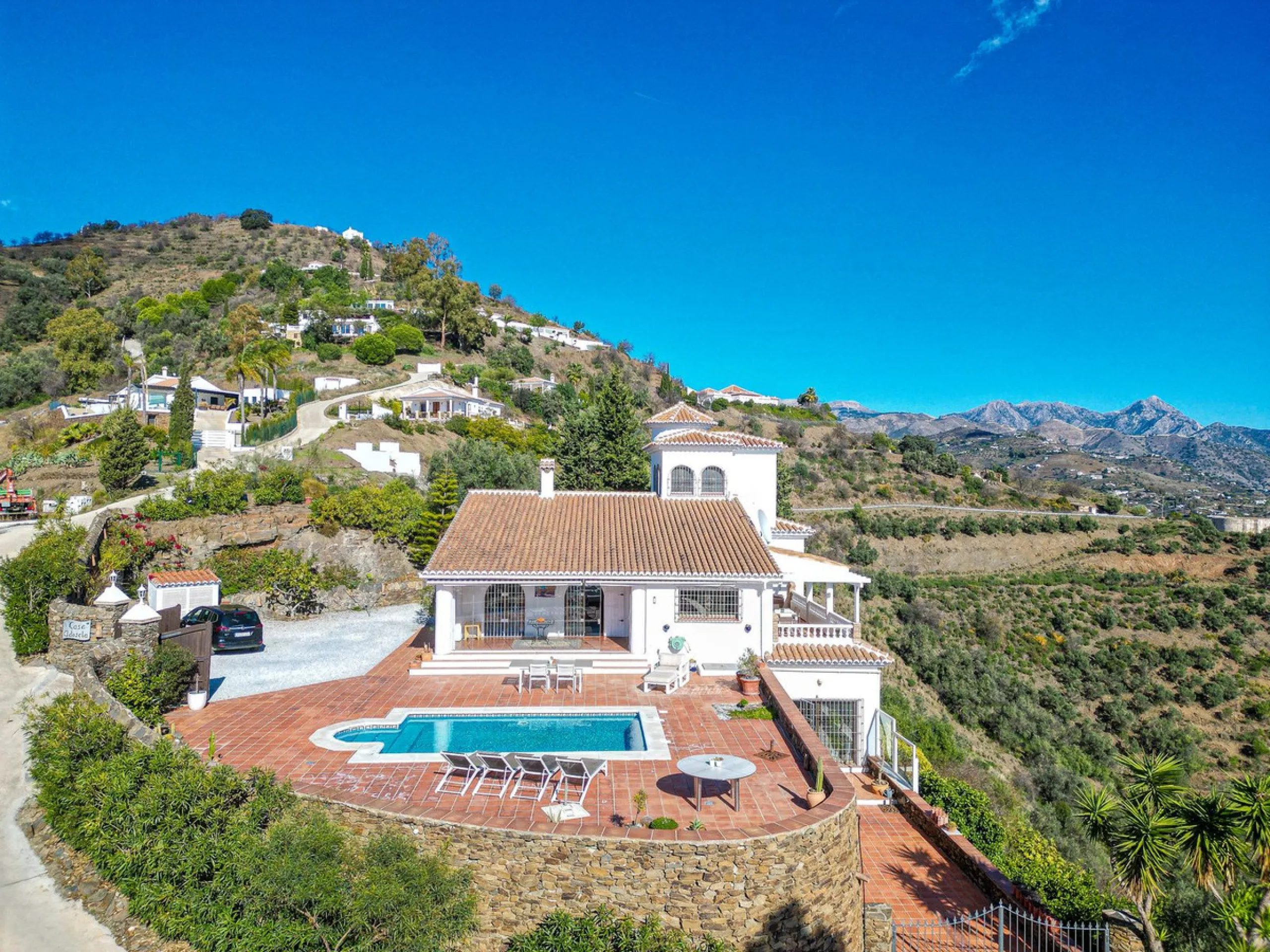 House - Detached Villa в продаже в Sayalonga, Málaga. В доме 5 спален и 4 ванных комнат. Площадь дома 284 м². Площадь участка 7266 м²