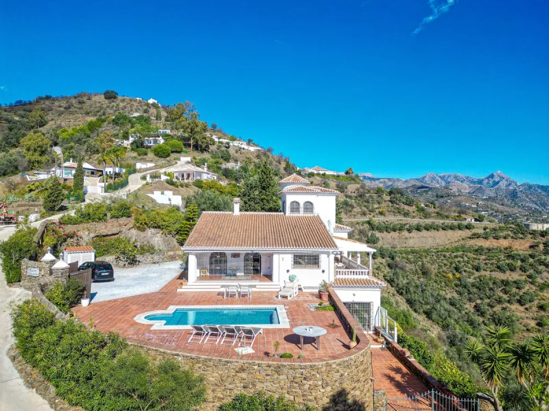 Exclusive villa in Sayalonga – Panoramic sea & mountain views