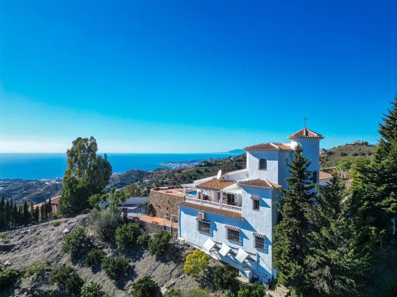 House - Detached Villa в продаже в Sayalonga, Málaga. В доме 5 спален и 4 ванных комнат. Площадь дома 284 м². Площадь участка 7266 м²