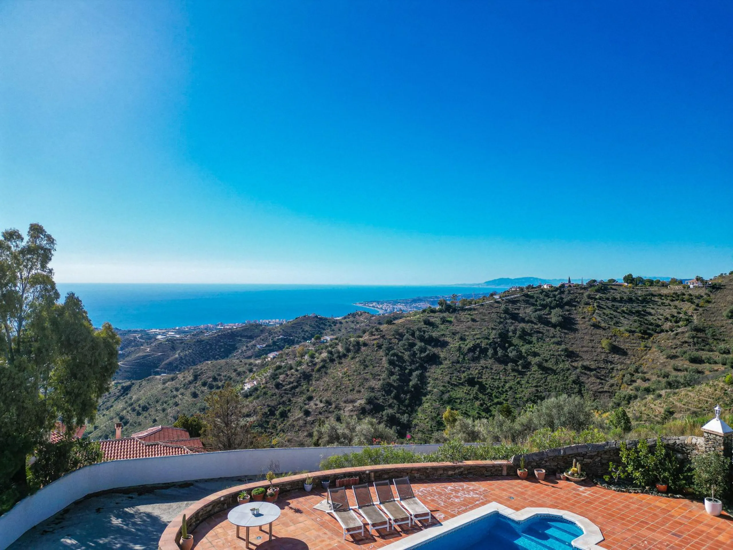 House - Detached Villa в продаже в Sayalonga, Málaga. В доме 5 спален и 4 ванных комнат. Площадь дома 284 м². Площадь участка 7266 м²