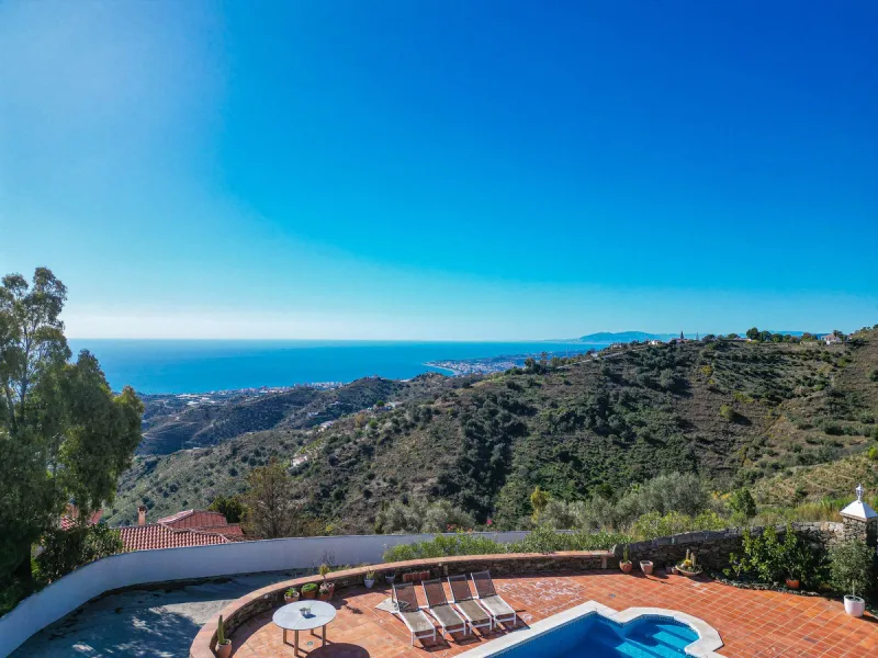 House - Detached Villa в продаже в Sayalonga, Málaga. В доме 5 спален и 4 ванных комнат. Площадь дома 284 м². Площадь участка 7266 м²