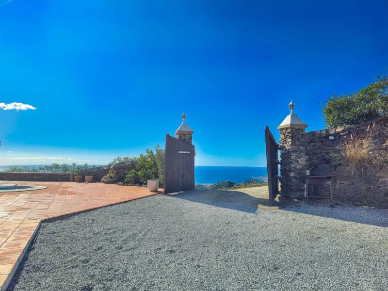 House - Detached Villa в продаже в Sayalonga, Málaga. В доме 5 спален и 4 ванных комнат. Площадь дома 284 м². Площадь участка 7266 м²
