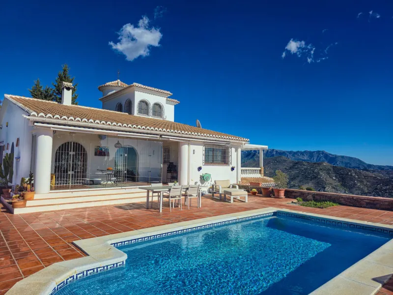 House - Detached Villa в продаже в Sayalonga, Málaga. В доме 5 спален и 4 ванных комнат. Площадь дома 284 м². Площадь участка 7266 м²