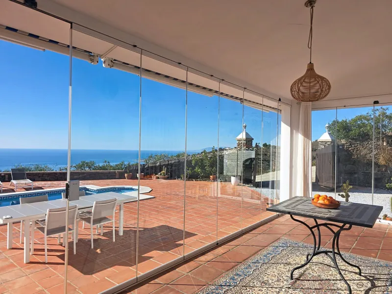 House - Detached Villa в продаже в Sayalonga, Málaga. В доме 5 спален и 4 ванных комнат. Площадь дома 284 м². Площадь участка 7266 м²