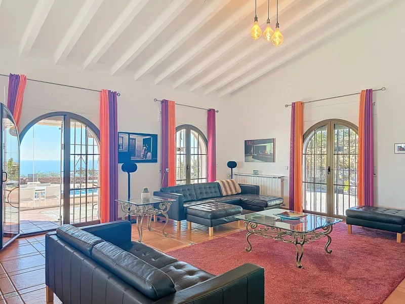 House - Detached Villa в продаже в Sayalonga, Málaga. В доме 5 спален и 4 ванных комнат. Площадь дома 284 м². Площадь участка 7266 м²