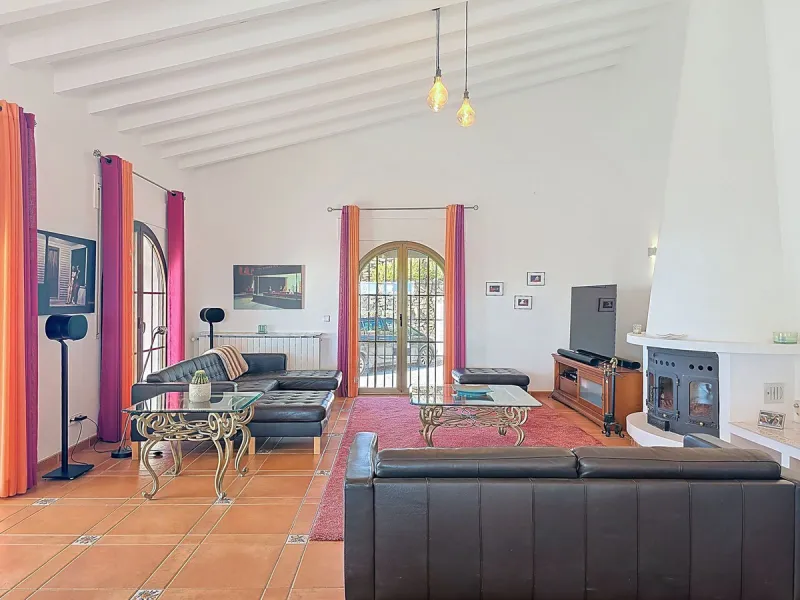 House - Detached Villa в продаже в Sayalonga, Málaga. В доме 5 спален и 4 ванных комнат. Площадь дома 284 м². Площадь участка 7266 м²