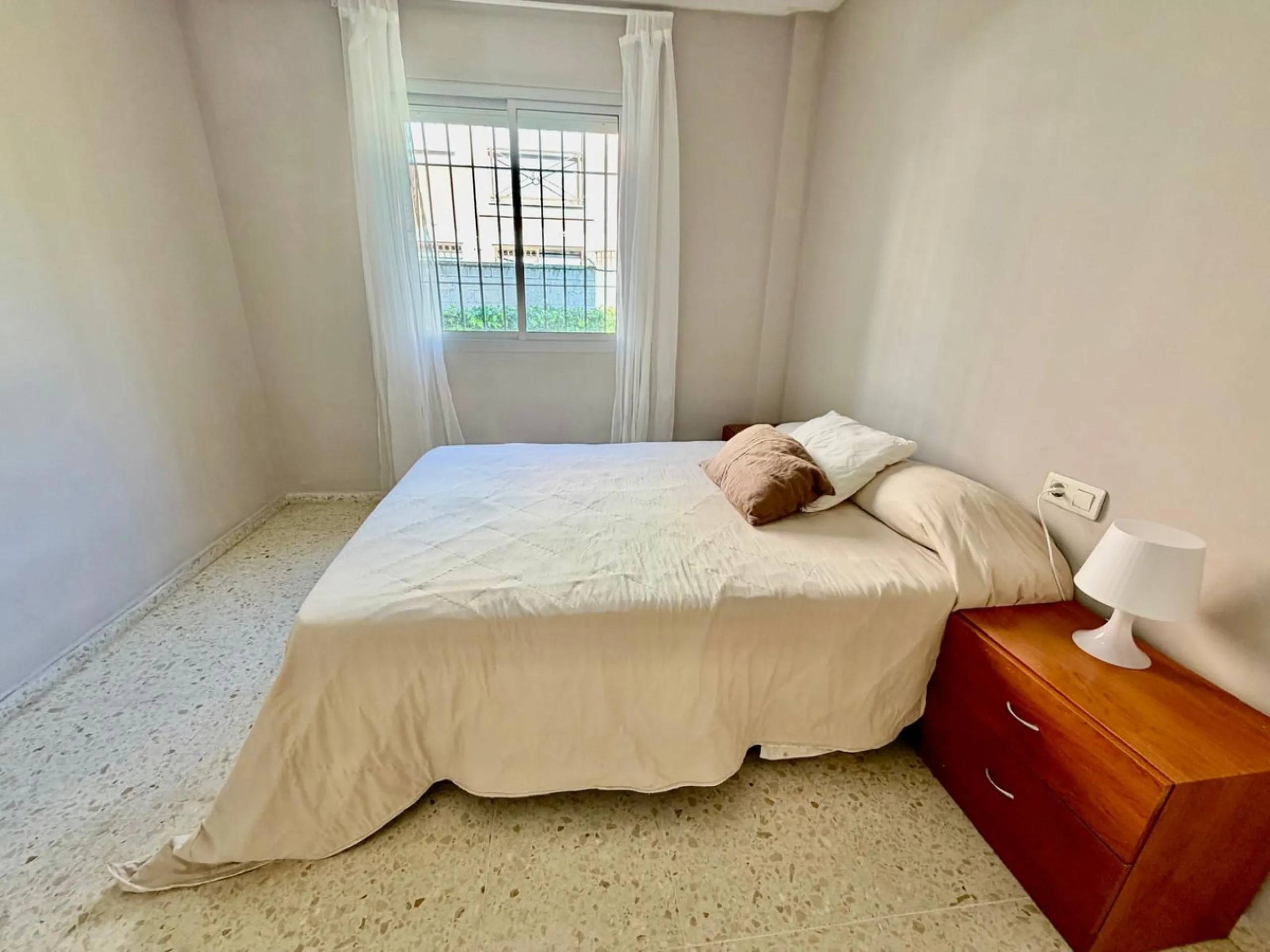 Helle Zwei-Zimmer-Wohnung mit Terrasse, Garage und ausgezeichneter Lage nahe am Meer