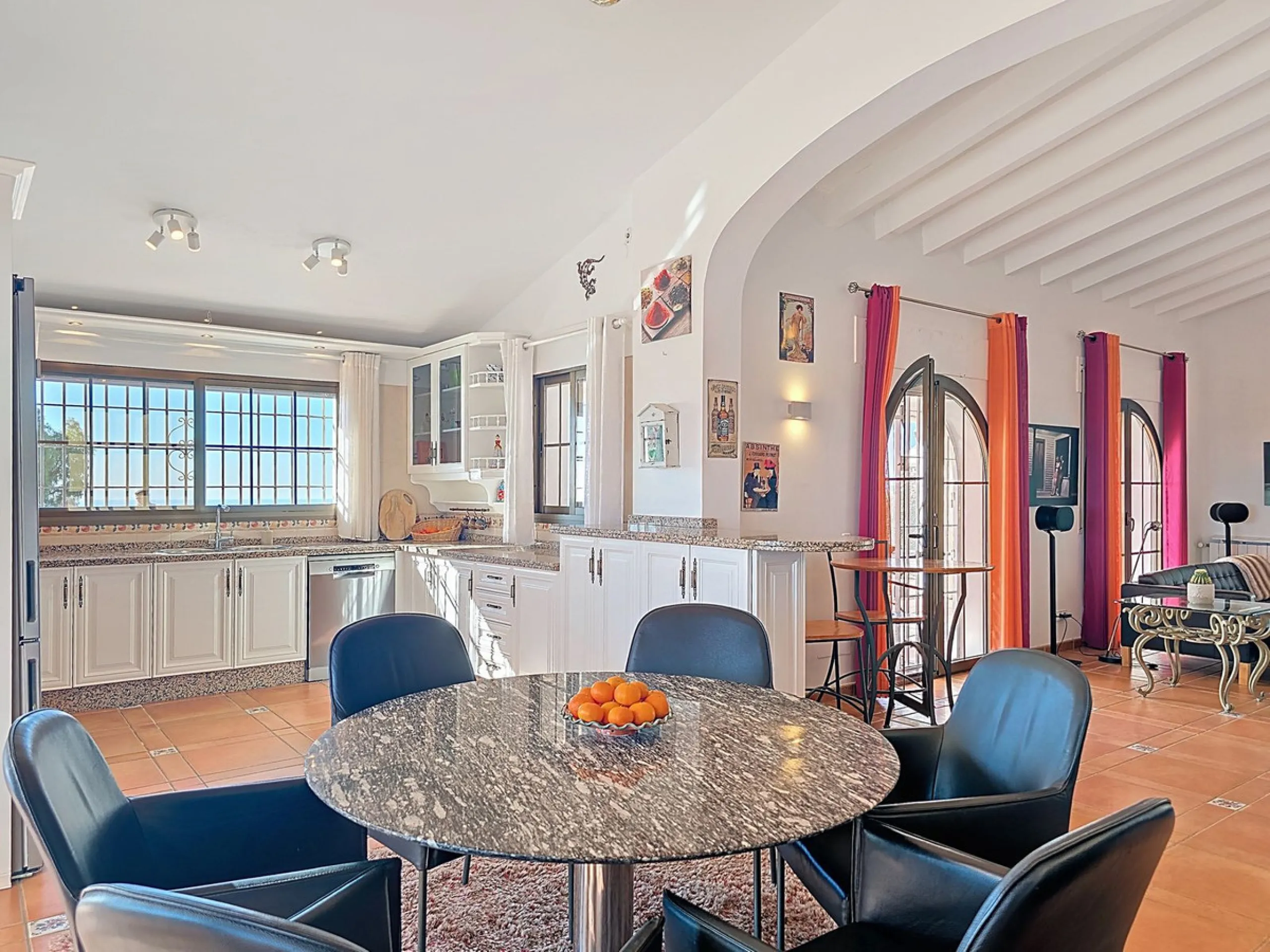 House - Detached Villa в продаже в Sayalonga, Málaga. В доме 5 спален и 4 ванных комнат. Площадь дома 284 м². Площадь участка 7266 м²