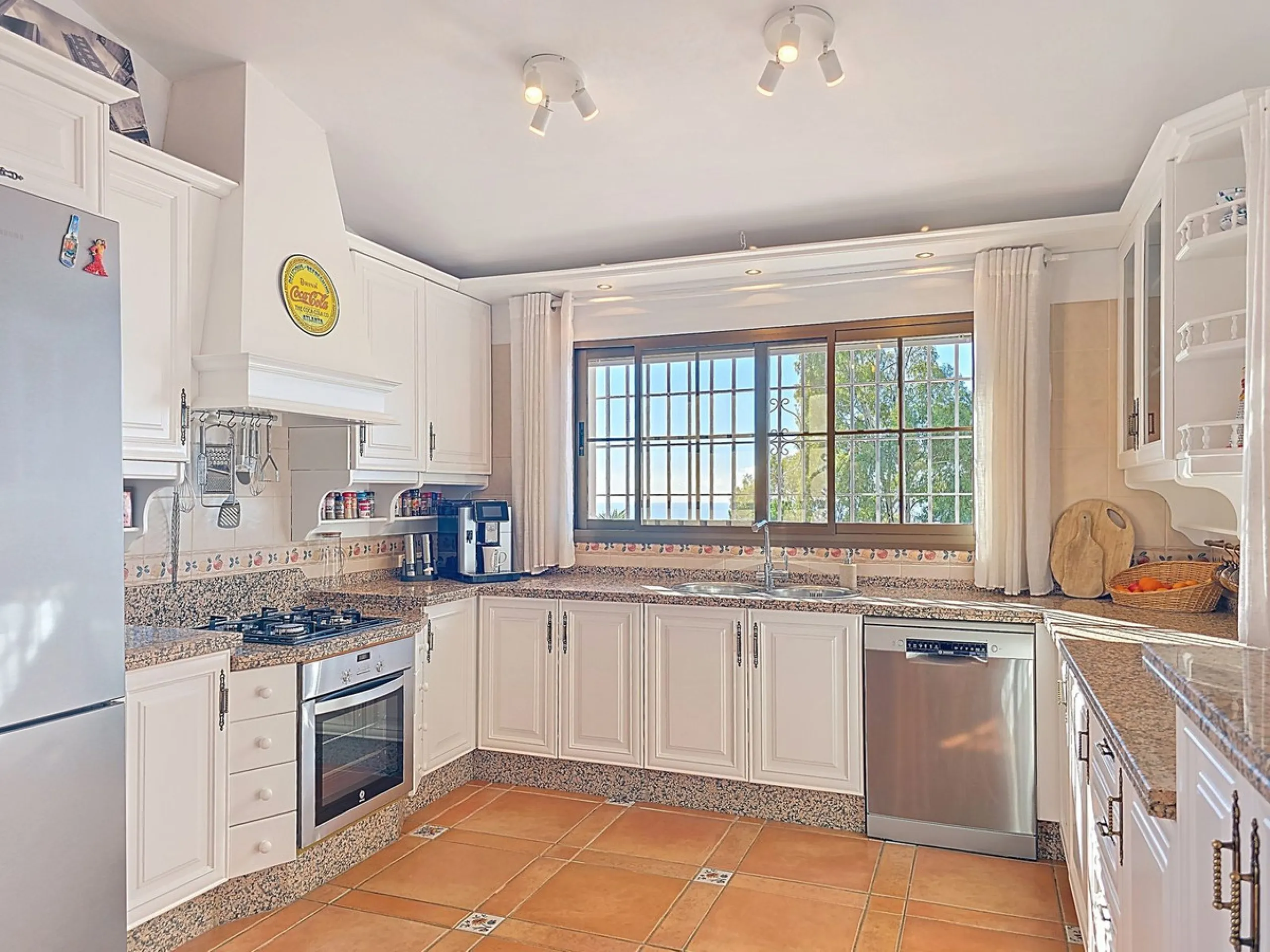 House - Detached Villa в продаже в Sayalonga, Málaga. В доме 5 спален и 4 ванных комнат. Площадь дома 284 м². Площадь участка 7266 м²