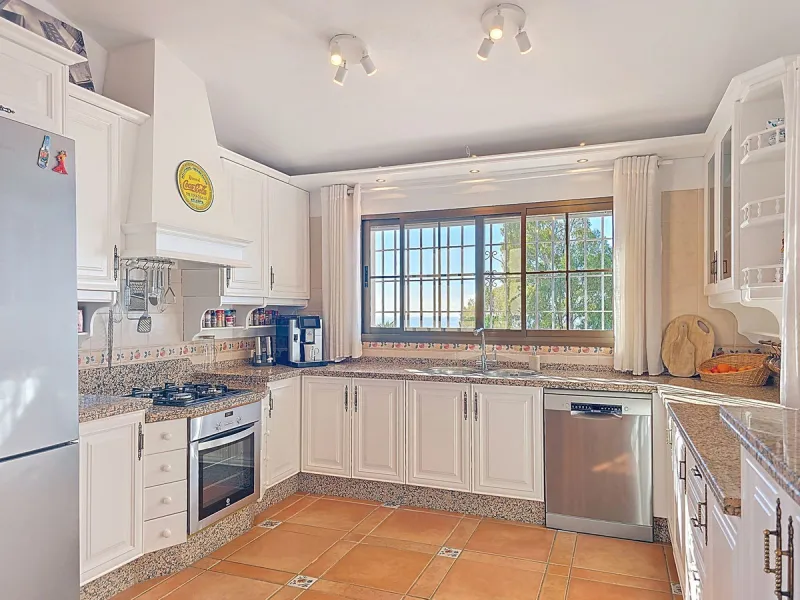 House - Detached Villa в продаже в Sayalonga, Málaga. В доме 5 спален и 4 ванных комнат. Площадь дома 284 м². Площадь участка 7266 м²