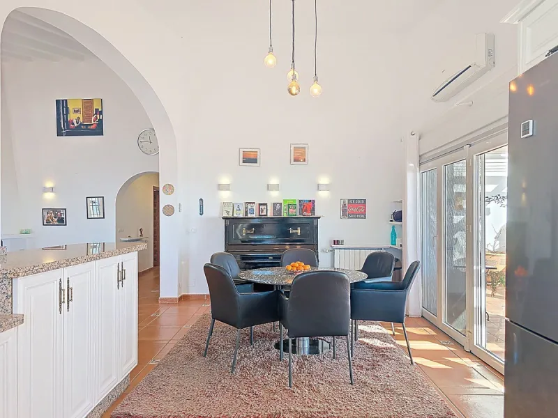 House - Detached Villa в продаже в Sayalonga, Málaga. В доме 5 спален и 4 ванных комнат. Площадь дома 284 м². Площадь участка 7266 м²