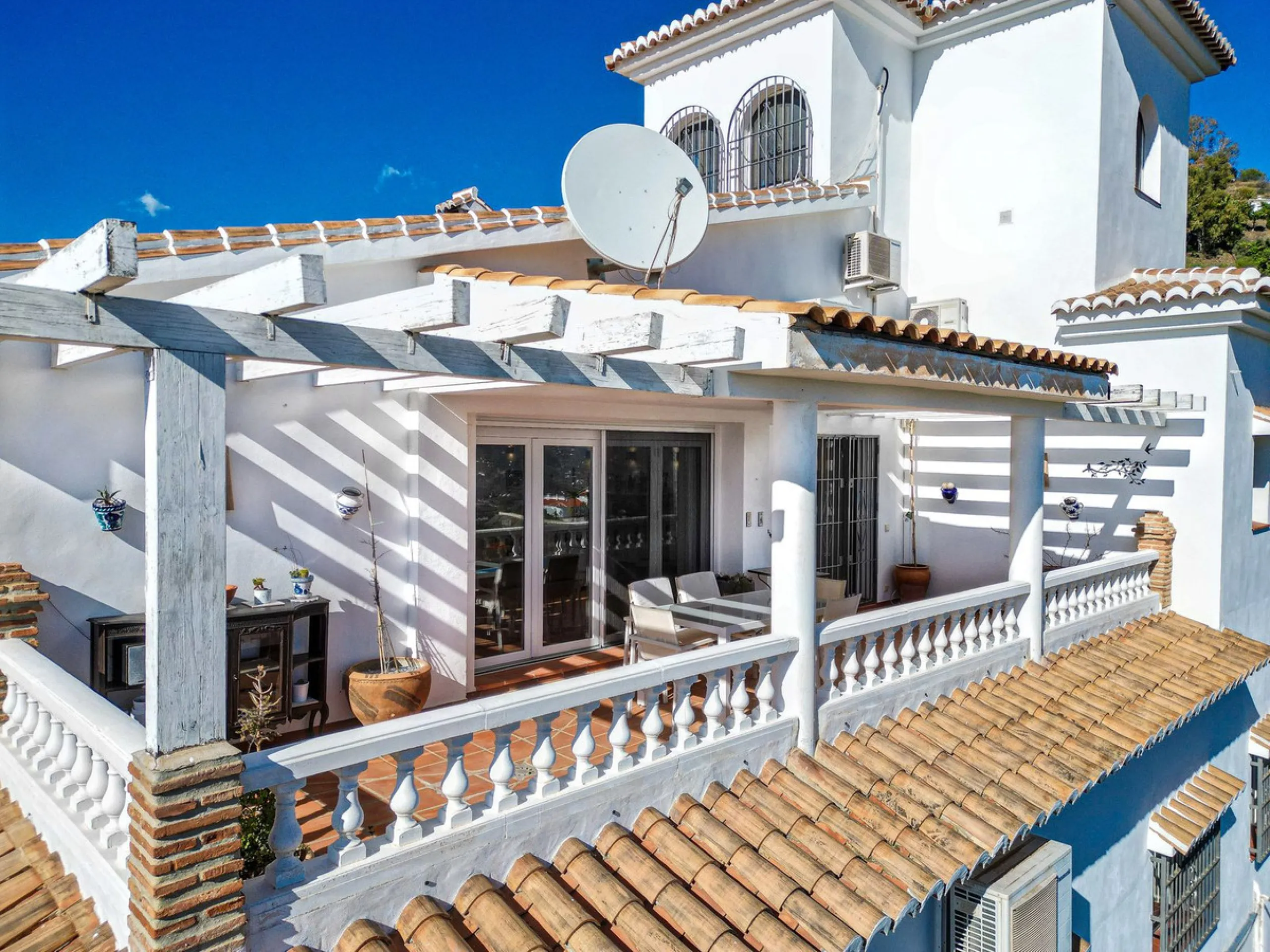 House - Detached Villa в продаже в Sayalonga, Málaga. В доме 5 спален и 4 ванных комнат. Площадь дома 284 м². Площадь участка 7266 м²