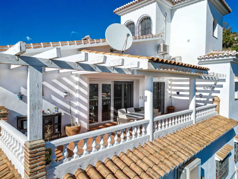 House - Detached Villa в продаже в Sayalonga, Málaga. В доме 5 спален и 4 ванных комнат. Площадь дома 284 м². Площадь участка 7266 м²