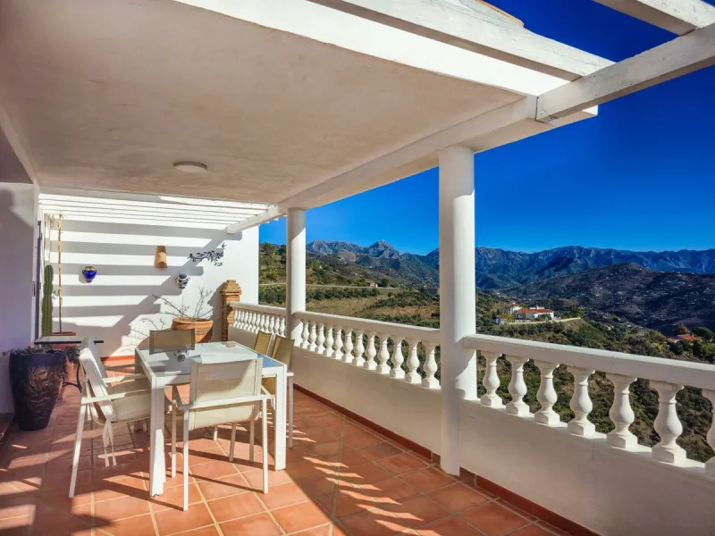 House - Detached Villa в продаже в Sayalonga, Málaga. В доме 5 спален и 4 ванных комнат. Площадь дома 284 м². Площадь участка 7266 м²