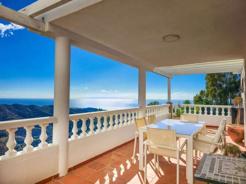 House - Detached Villa в продаже в Sayalonga, Málaga. В доме 5 спален и 4 ванных комнат. Площадь дома 284 м². Площадь участка 7266 м²