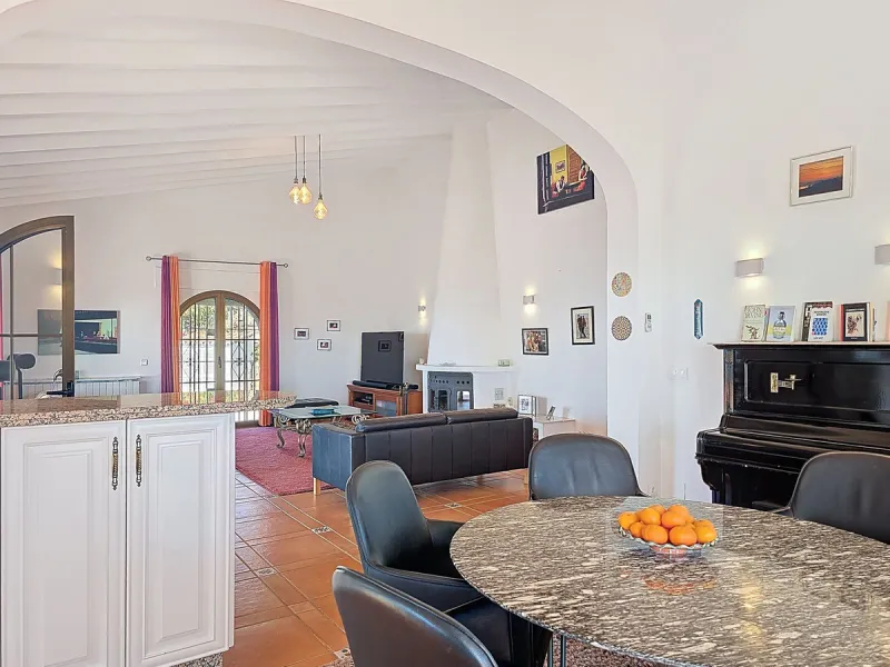 House - Detached Villa в продаже в Sayalonga, Málaga. В доме 5 спален и 4 ванных комнат. Площадь дома 284 м². Площадь участка 7266 м²