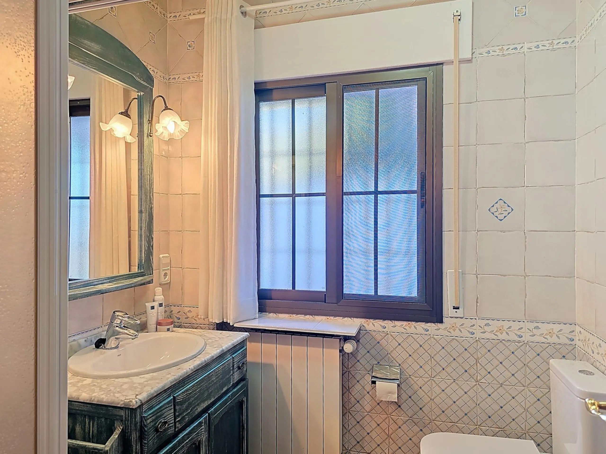 House - Detached Villa в продаже в Sayalonga, Málaga. В доме 5 спален и 4 ванных комнат. Площадь дома 284 м². Площадь участка 7266 м²
