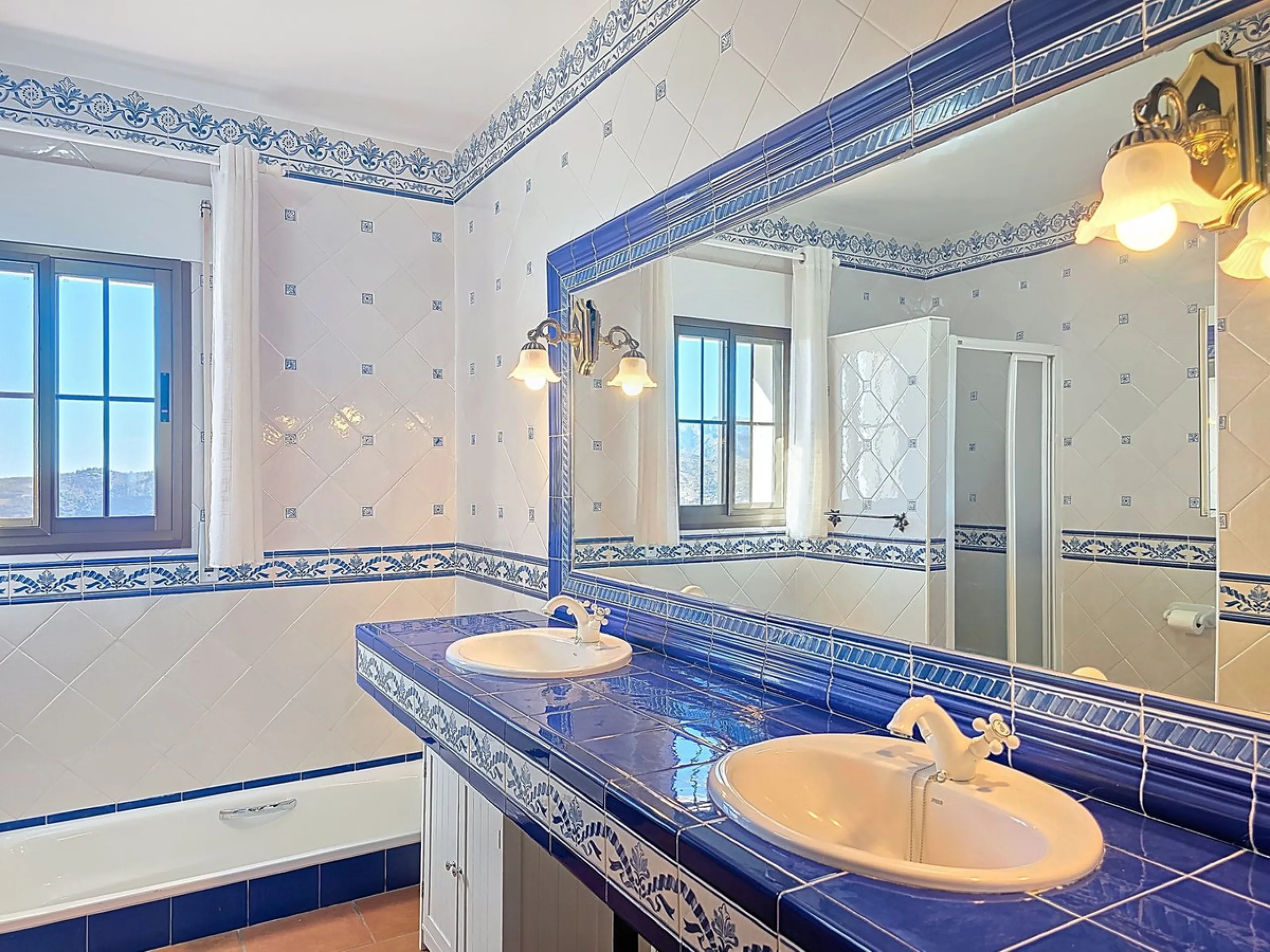House - Detached Villa в продаже в Sayalonga, Málaga. В доме 5 спален и 4 ванных комнат. Площадь дома 284 м². Площадь участка 7266 м²