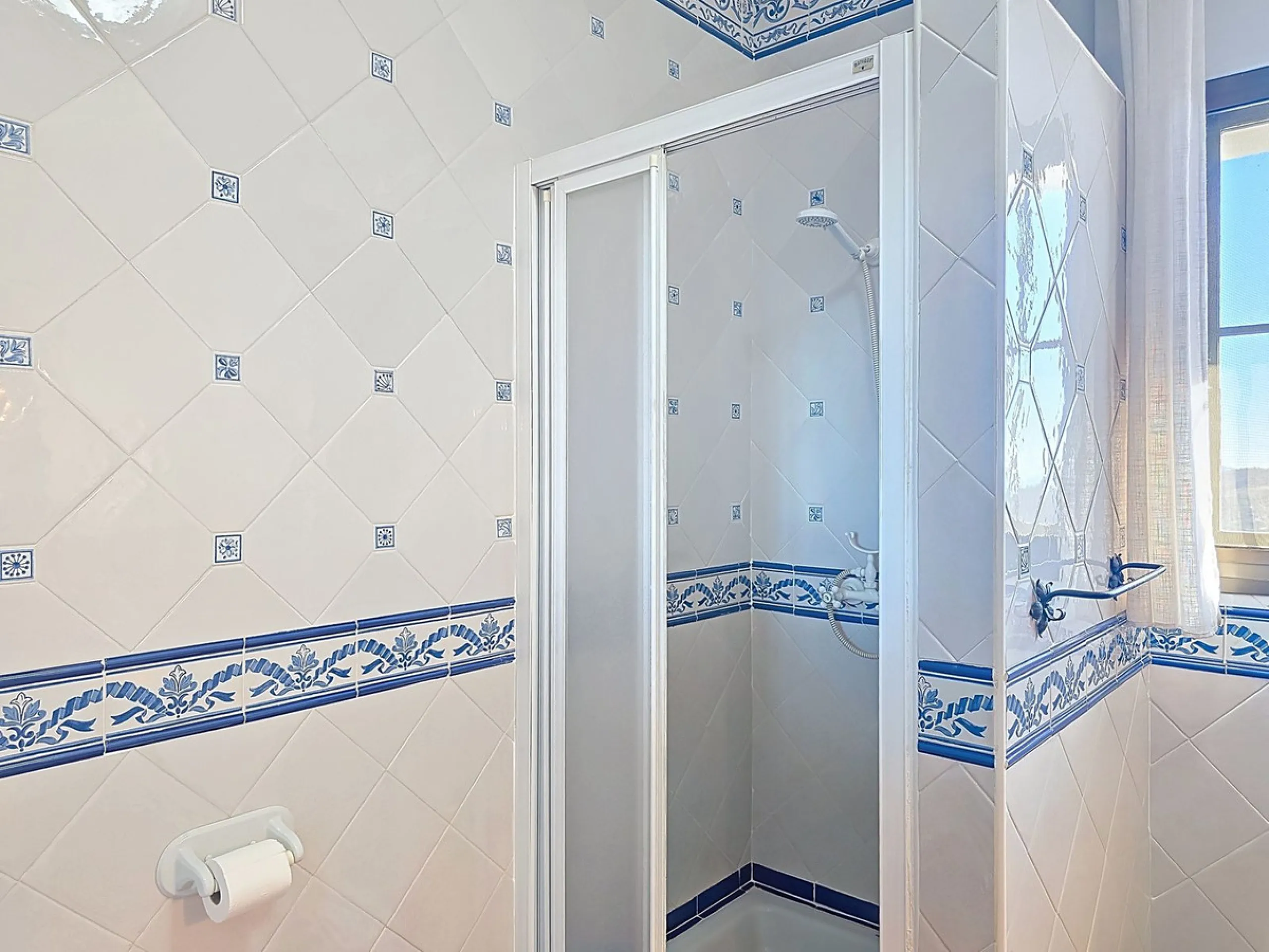 House - Detached Villa в продаже в Sayalonga, Málaga. В доме 5 спален и 4 ванных комнат. Площадь дома 284 м². Площадь участка 7266 м²