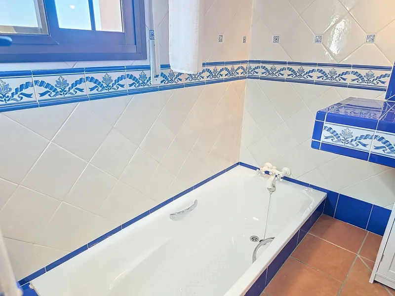 House - Detached Villa в продаже в Sayalonga, Málaga. В доме 5 спален и 4 ванных комнат. Площадь дома 284 м². Площадь участка 7266 м²