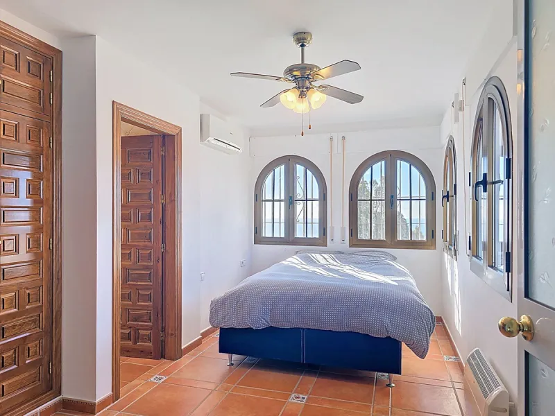 House - Detached Villa в продаже в Sayalonga, Málaga. В доме 5 спален и 4 ванных комнат. Площадь дома 284 м². Площадь участка 7266 м²