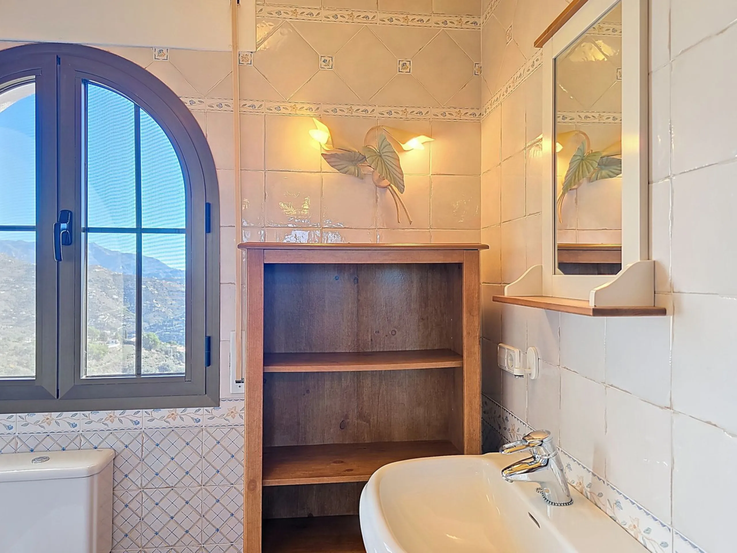 House - Detached Villa в продаже в Sayalonga, Málaga. В доме 5 спален и 4 ванных комнат. Площадь дома 284 м². Площадь участка 7266 м²