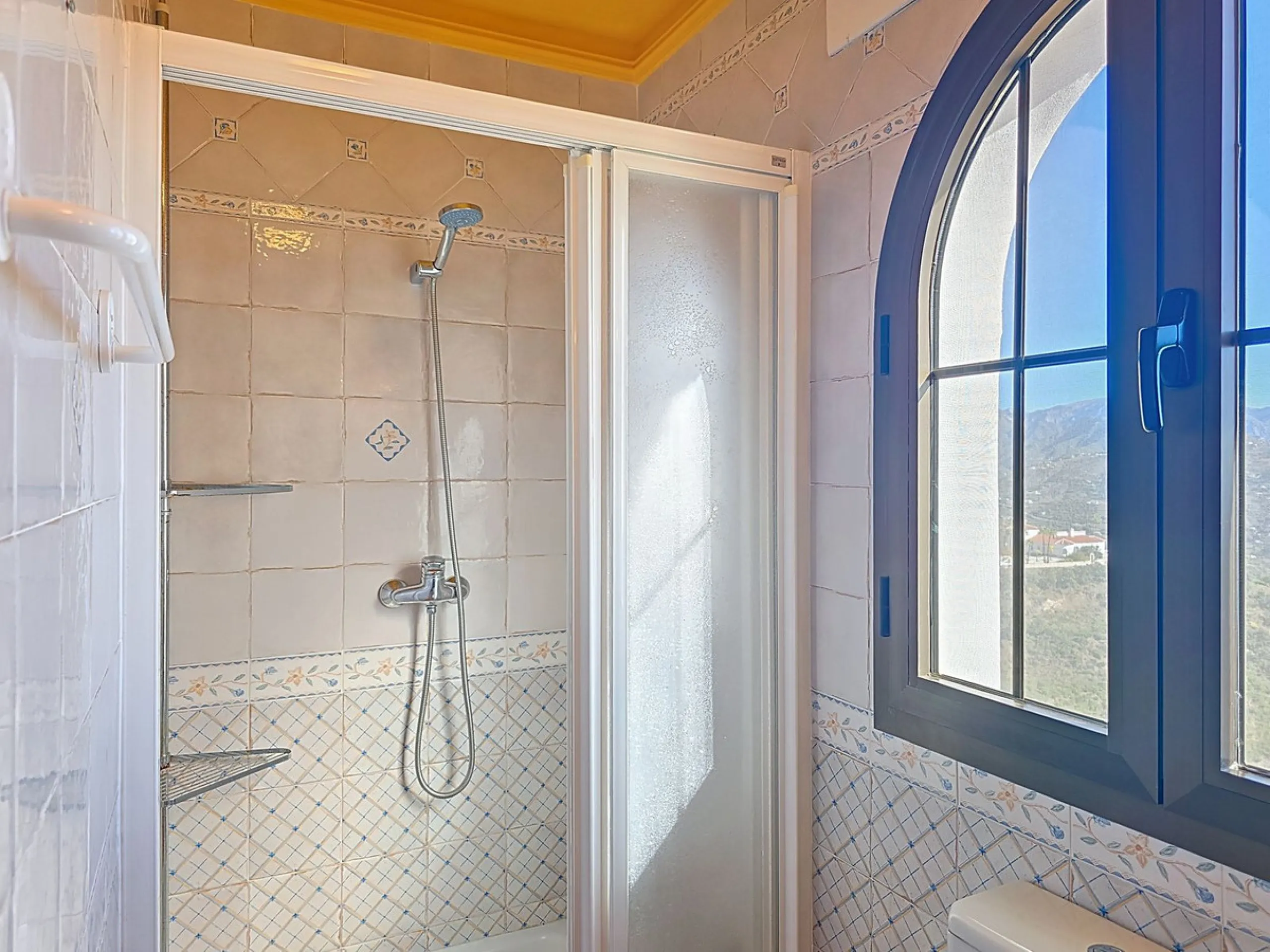 House - Detached Villa в продаже в Sayalonga, Málaga. В доме 5 спален и 4 ванных комнат. Площадь дома 284 м². Площадь участка 7266 м²