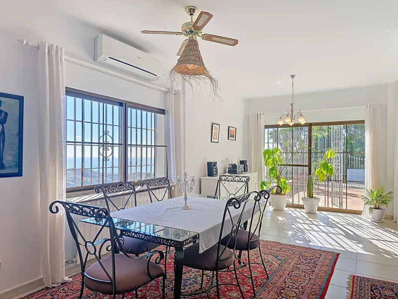 House - Detached Villa в продаже в Sayalonga, Málaga. В доме 5 спален и 4 ванных комнат. Площадь дома 284 м². Площадь участка 7266 м²
