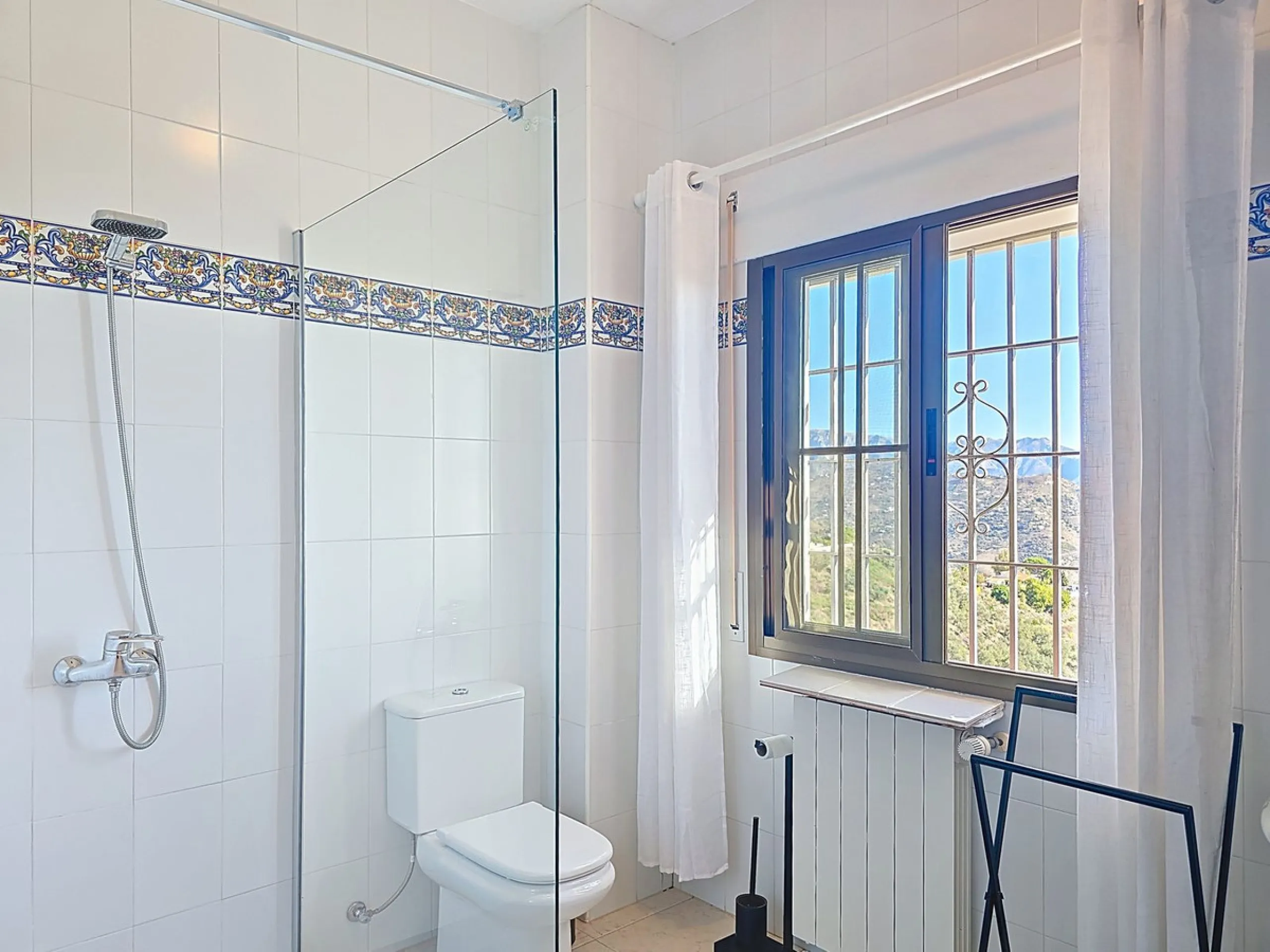 House - Detached Villa в продаже в Sayalonga, Málaga. В доме 5 спален и 4 ванных комнат. Площадь дома 284 м². Площадь участка 7266 м²