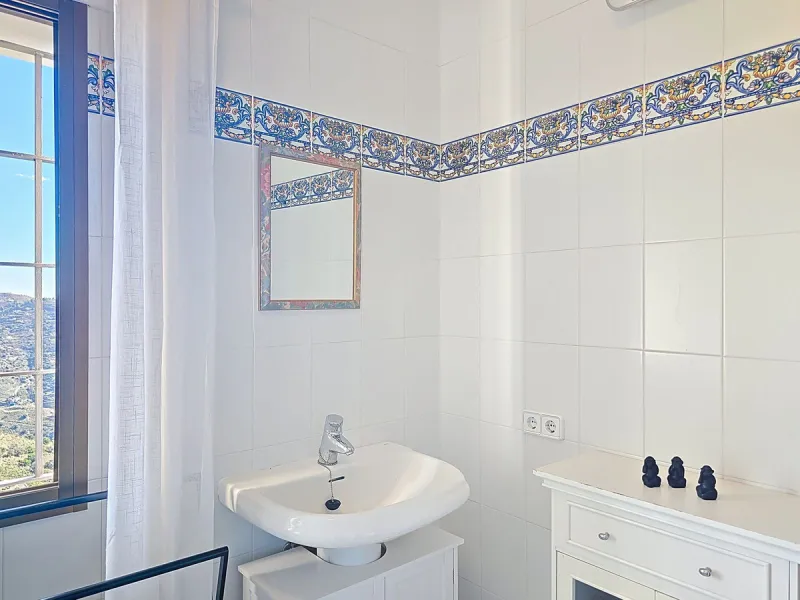 House - Detached Villa в продаже в Sayalonga, Málaga. В доме 5 спален и 4 ванных комнат. Площадь дома 284 м². Площадь участка 7266 м²