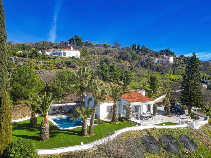 Exclusive villa with sea views and complete privacy in Arenas – Costa del Sol
