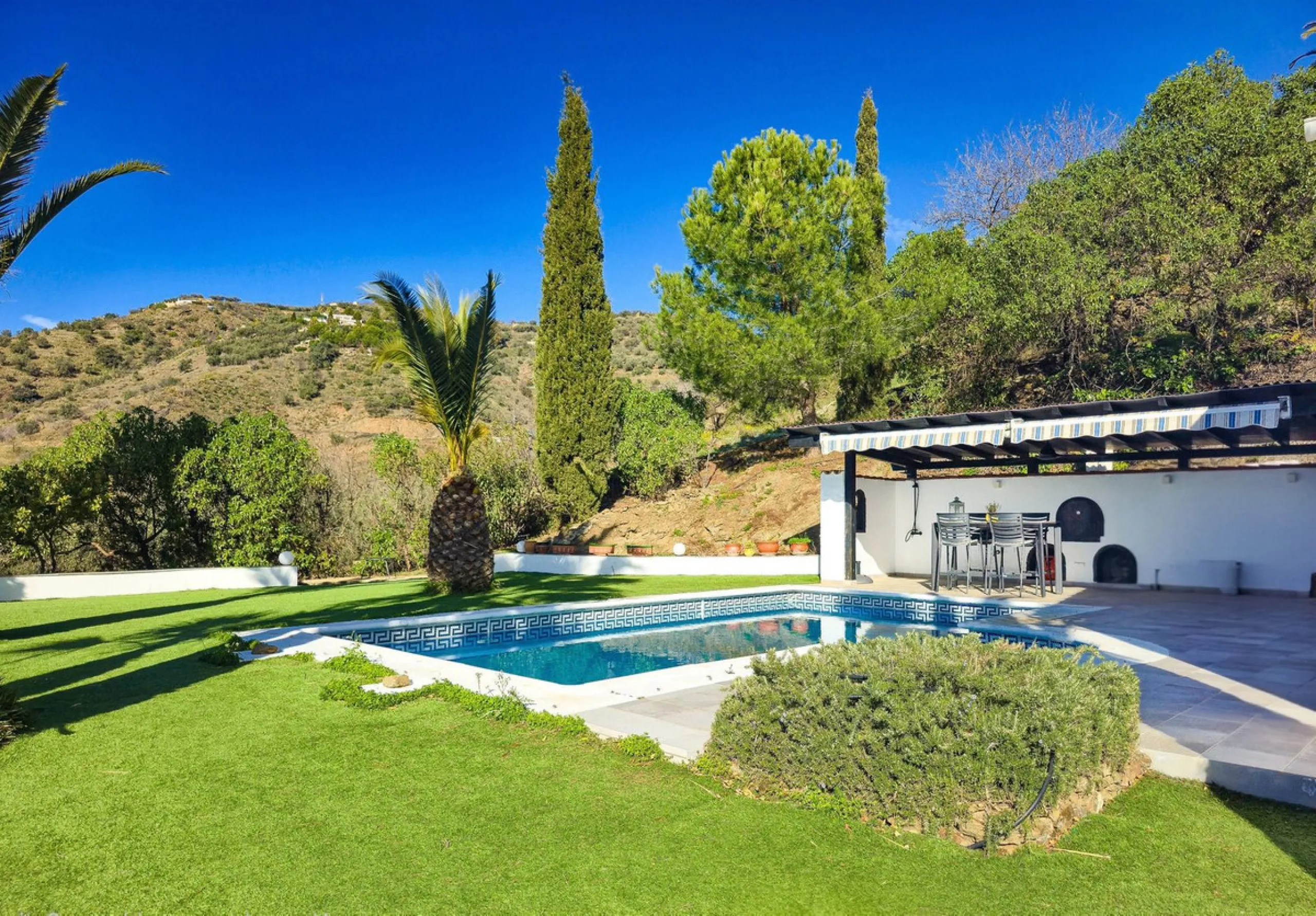Exclusive villa with sea views and complete privacy in Arenas – Costa del Sol