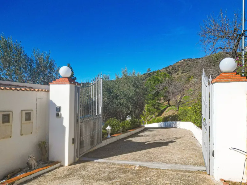 Exclusive villa with sea views and complete privacy in Arenas – Costa del Sol