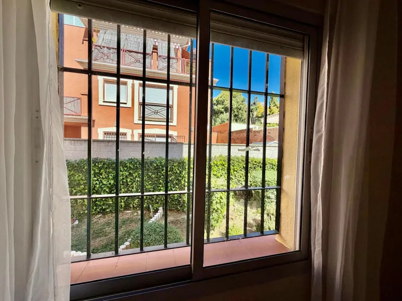 Helle Zwei-Zimmer-Wohnung mit Terrasse, Garage und ausgezeichneter Lage nahe am Meer