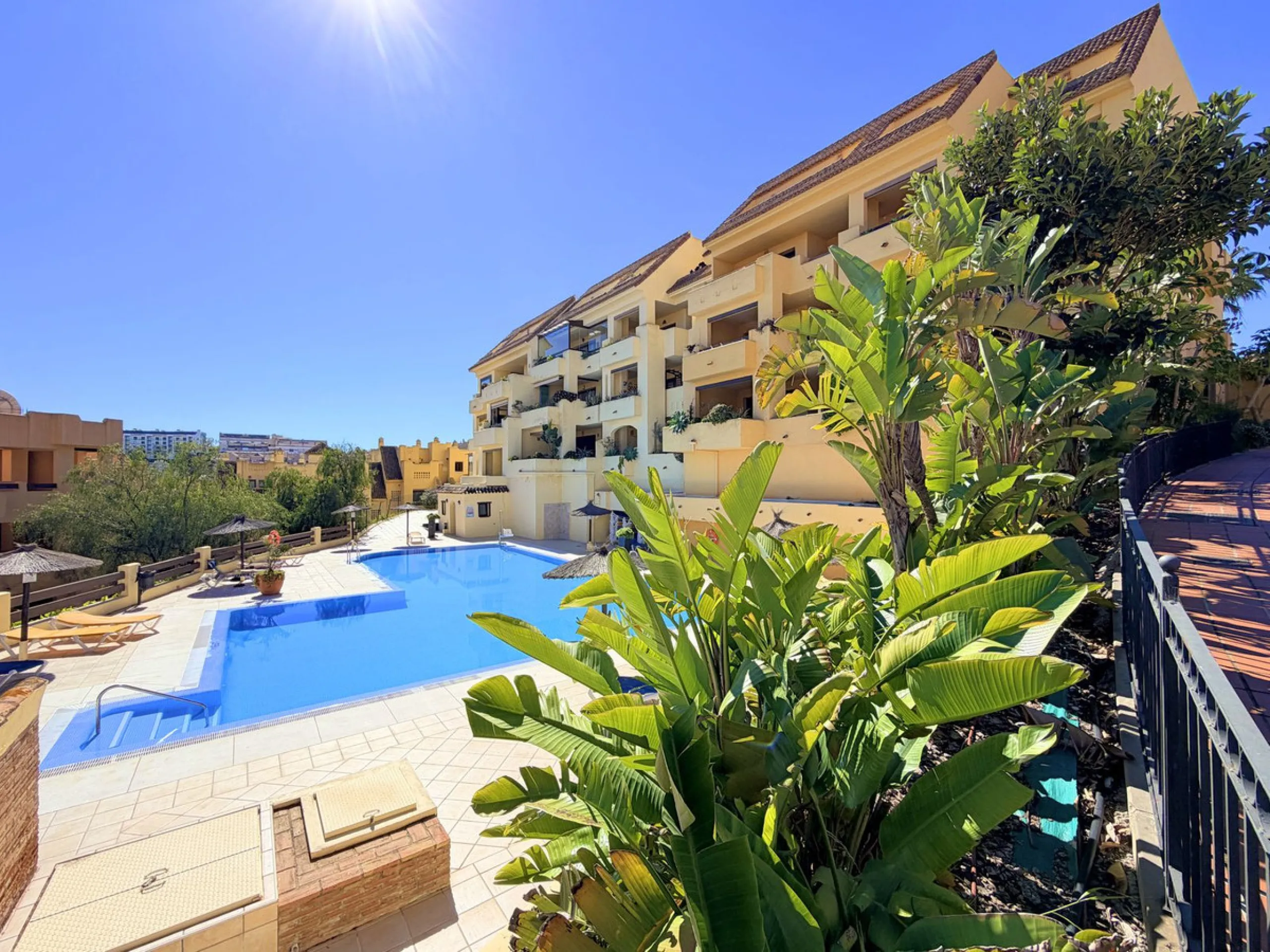 APARTMENT WITH SPACIOUS TERRACE AND STUNNING SEA VIEWS, MANILVA. Discover this magnificent 2-bedroom, 2-bathroom property located in a well-maintained and highly sought-after urbanization in Manilva, ideal both as a permanent residence or an investment. T