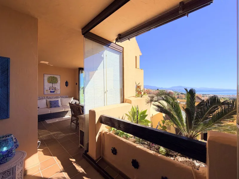 APARTMENT WITH SPACIOUS TERRACE AND STUNNING SEA VIEWS, MANILVA. Discover this magnificent 2-bedroom, 2-bathroom property located in a well-maintained and highly sought-after urbanization in Manilva, ideal both as a permanent residence or an investment. T
