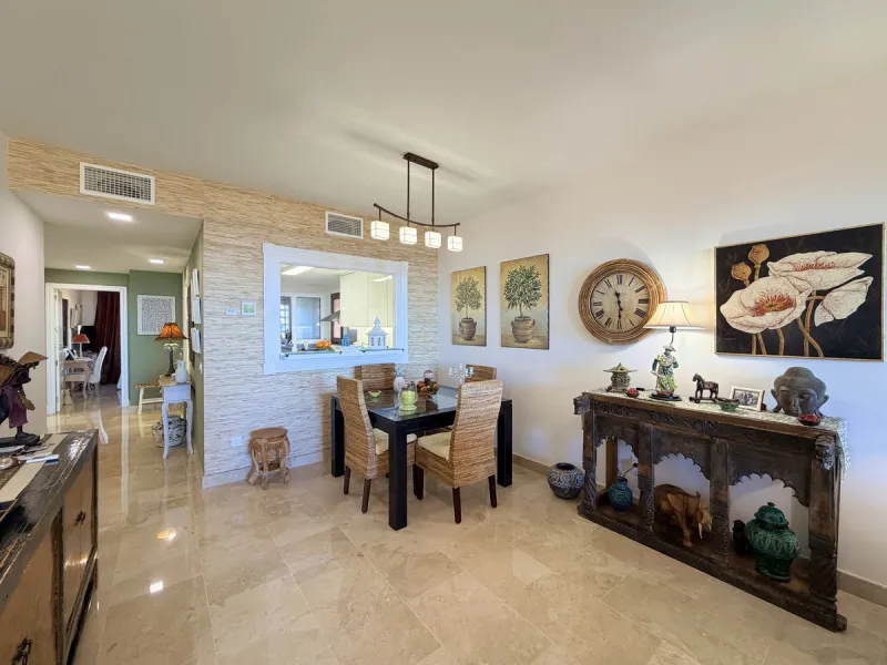 APARTMENT WITH SPACIOUS TERRACE AND STUNNING SEA VIEWS, MANILVA. Discover this magnificent 2-bedroom, 2-bathroom property located in a well-maintained and highly sought-after urbanization in Manilva, ideal both as a permanent residence or an investment. T