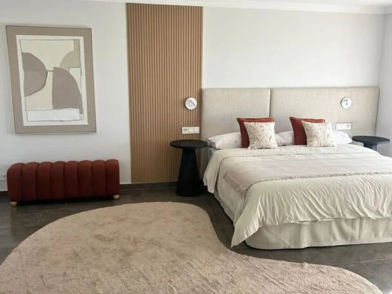 Exclusive renovated apartment with sea and mountain views in Los Pacos, Fuengirola